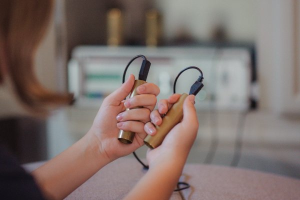 Hände halten Geräte zur Bioresonanztherapie
