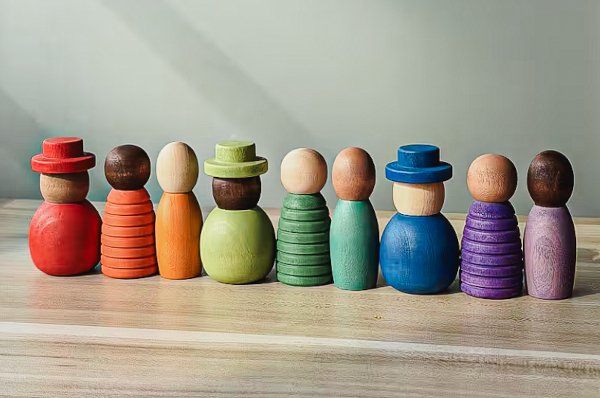 Menschliche Holzfiguren in Regenbogenfarben